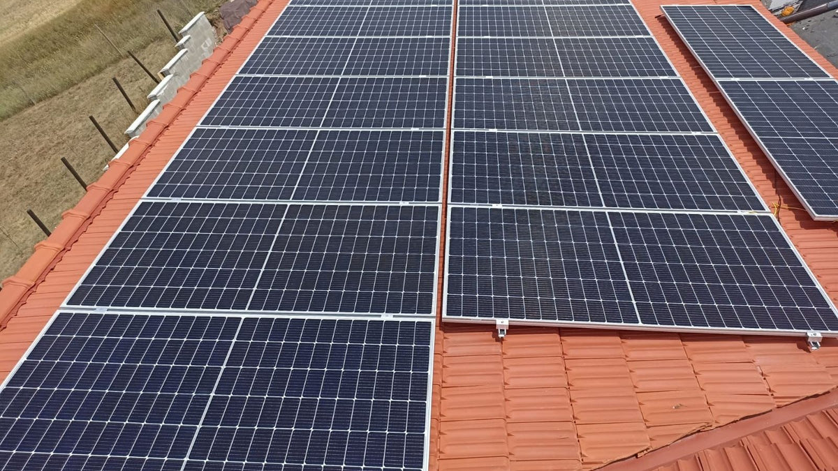 Sistem fotovoltaic montat pe acoperișul din țiglă al unei case din județul Alba