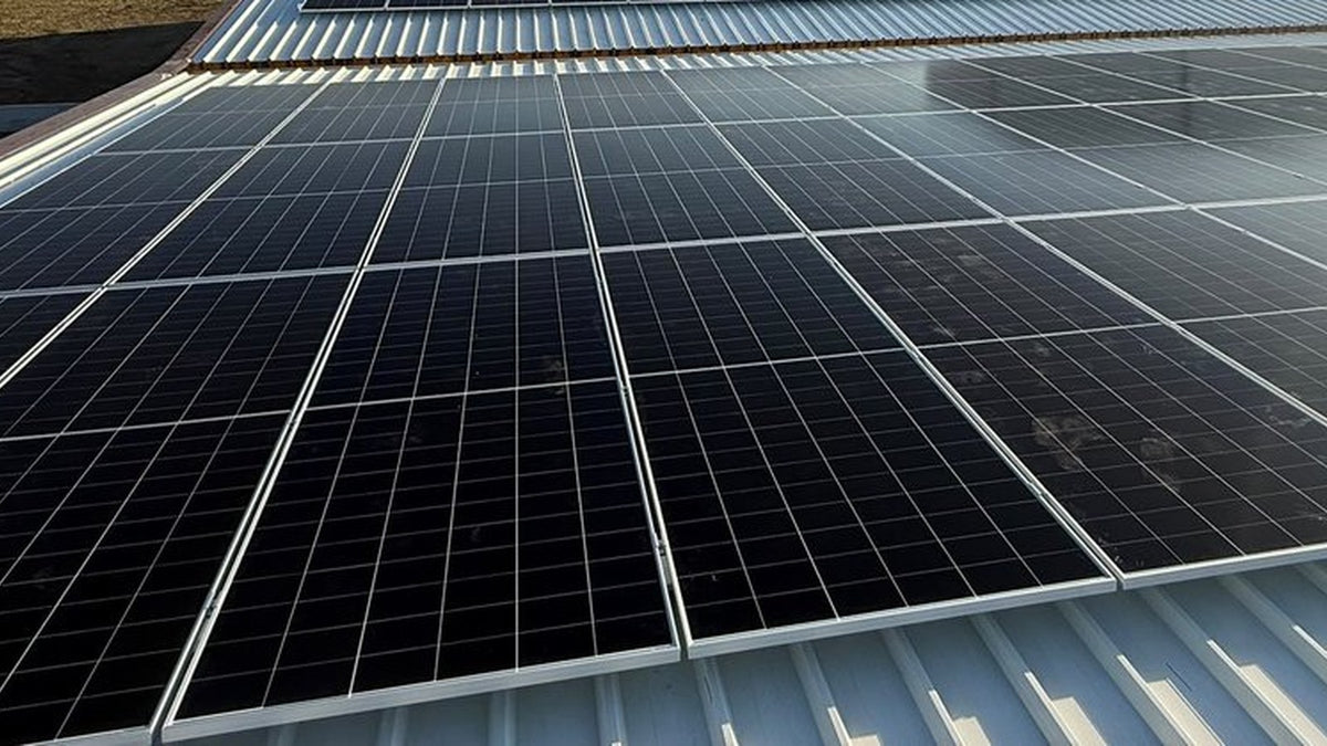 Detaliu al panourilor fotovoltaice și al montajului pe învelitoare metalică