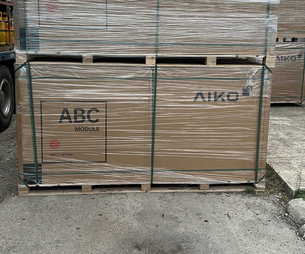 Paleți de panouri AIKO ABC în depozitul Nectaria